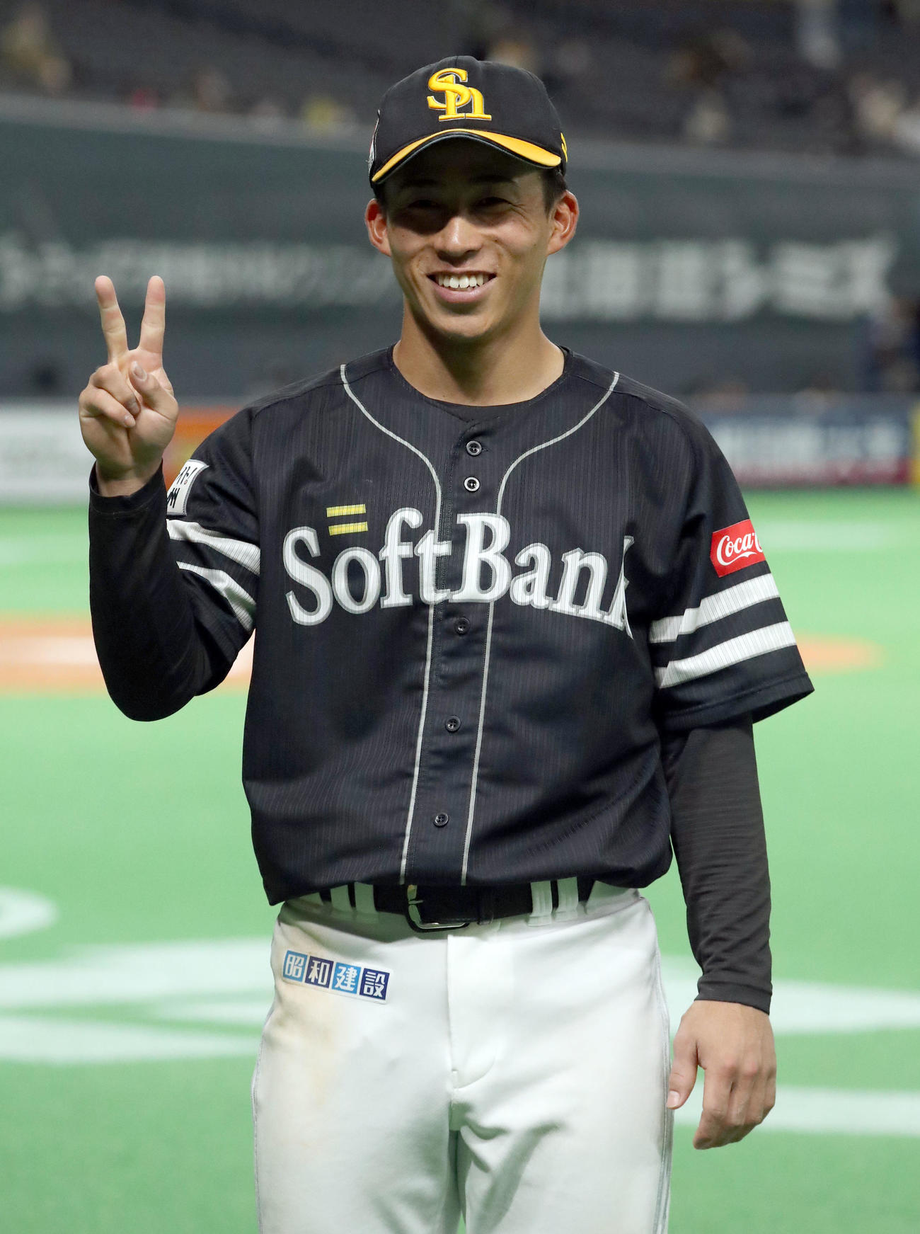 日本ハム対ソフトバンク　2本塁打と活躍しピースで記念撮影をするソフトバンク野村勇（撮影・佐藤翔太）