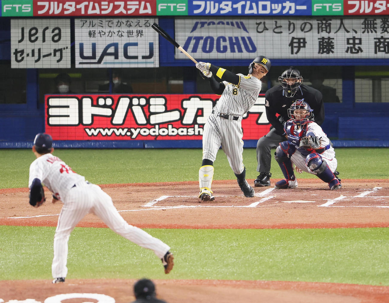 ヤクルト対阪神1回表阪神1死一塁、佐藤輝は右越え2点本塁打を放つ。投手金久保（撮影・足立雅史）