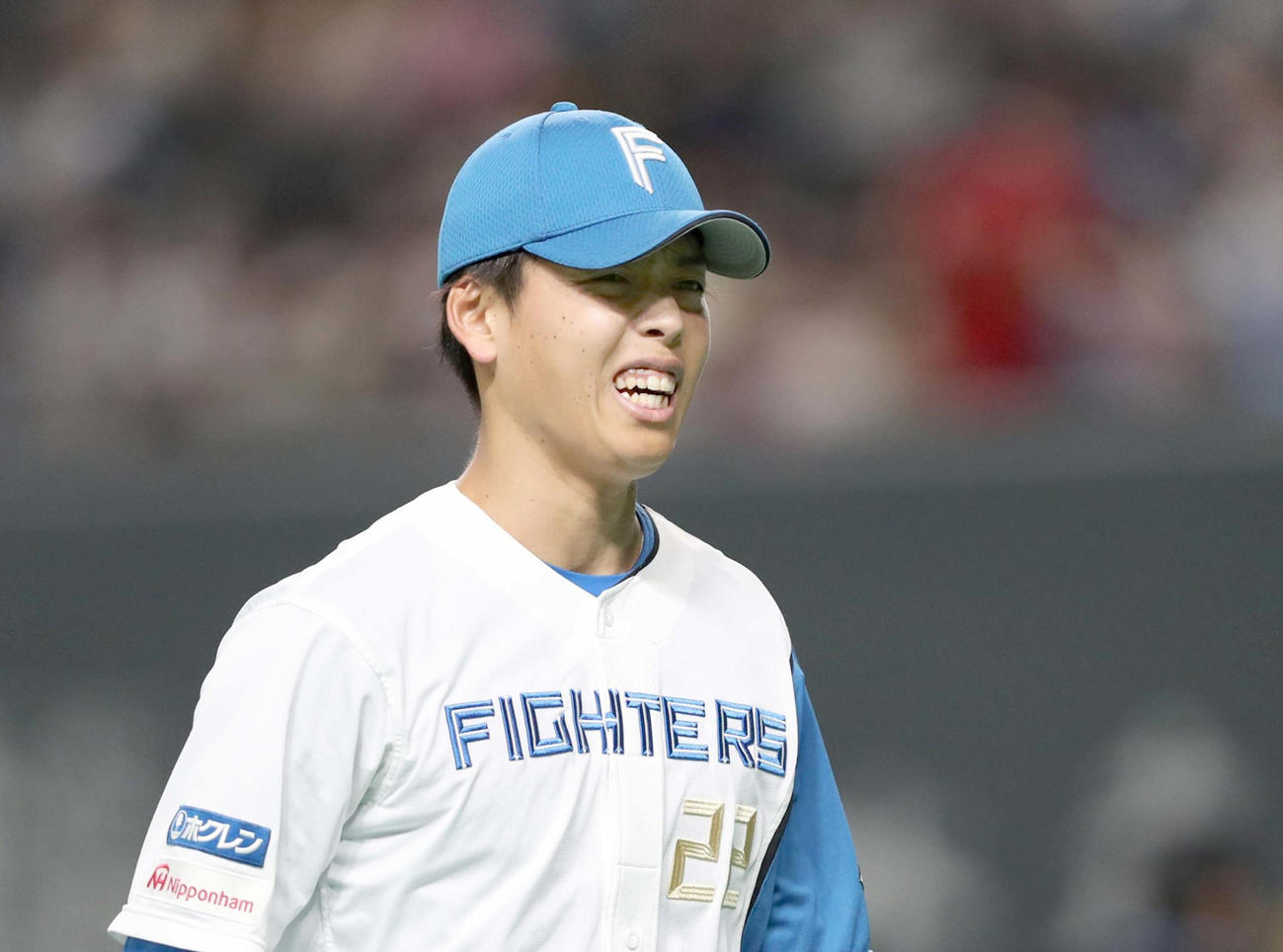 日本ハム対ソフトバンク　3回に2失点し顔をしかめ引き揚げる杉浦（撮影・黒川智章）