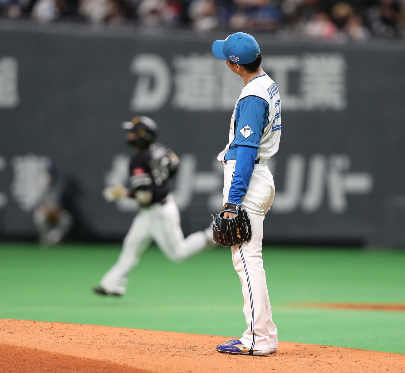 日本ハム対ソフトバンク　3回表ソフトバンク2死一塁、野村勇に左越え2点本塁打を浴び首をひねる杉浦（撮影・黒川智章）