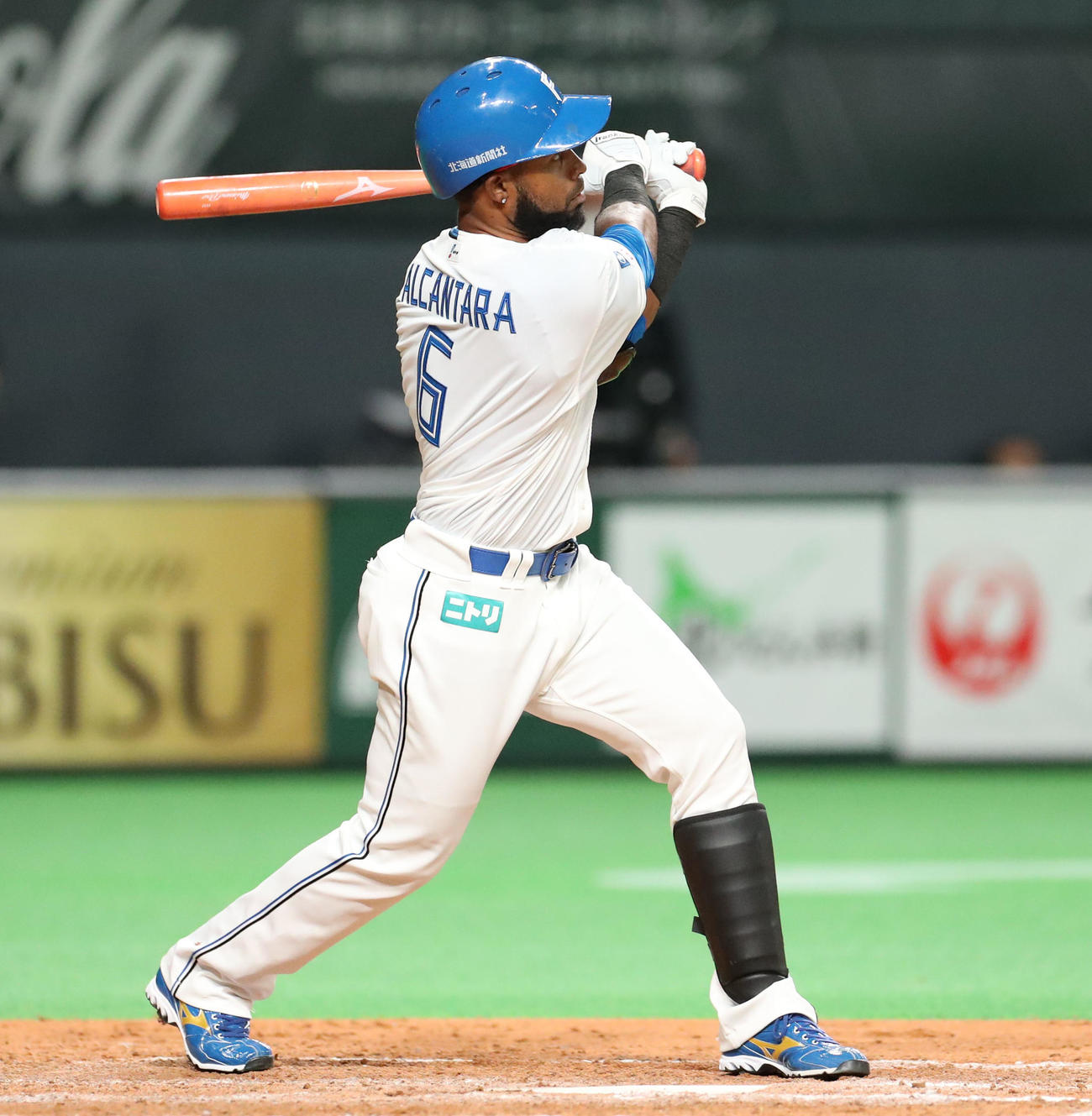 日本ハム対ソフトバンク　8回裏日本ハム2死、アルカンタラは左越え本塁打を放つ（撮影・佐藤翔太）