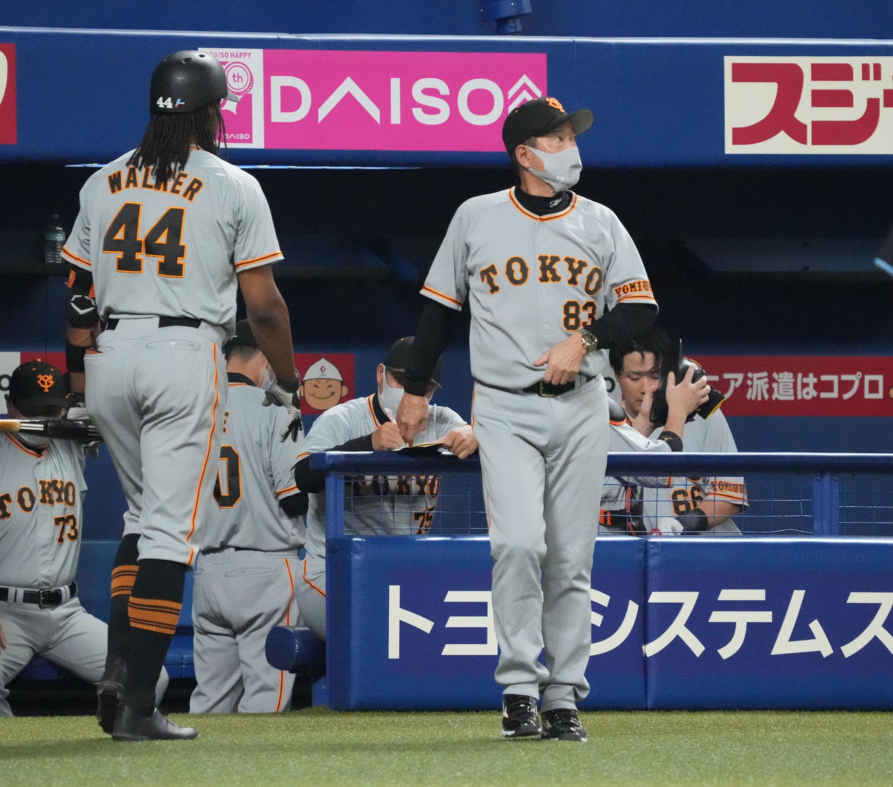 中日対巨人　8回表巨人攻撃終了、選手交代を告げる原監督（撮影・森本幸一）