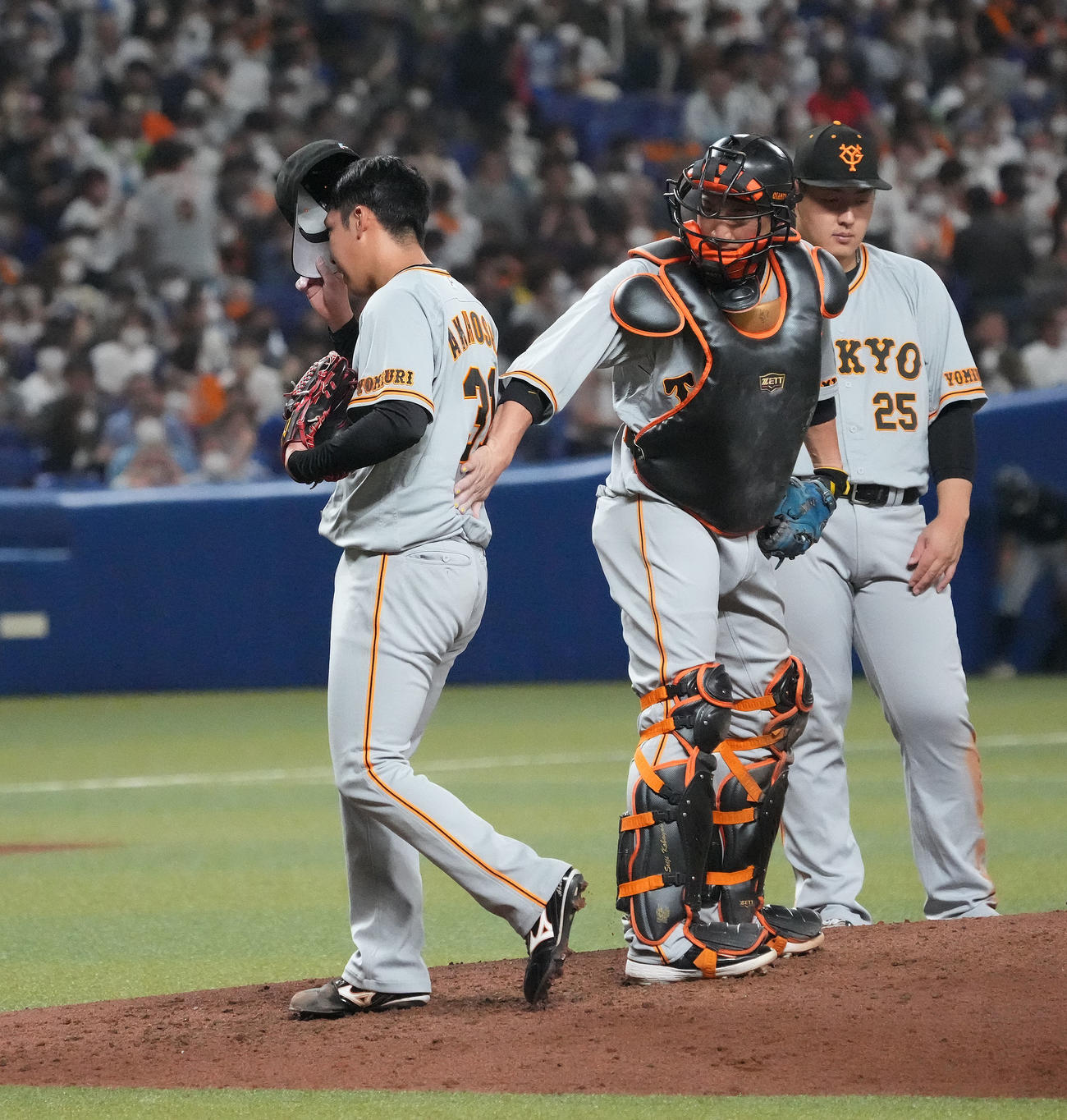 中日対巨人　3回裏中日1死三塁、マウンドを降りる巨人先発の赤星（左）（撮影・森本幸一）