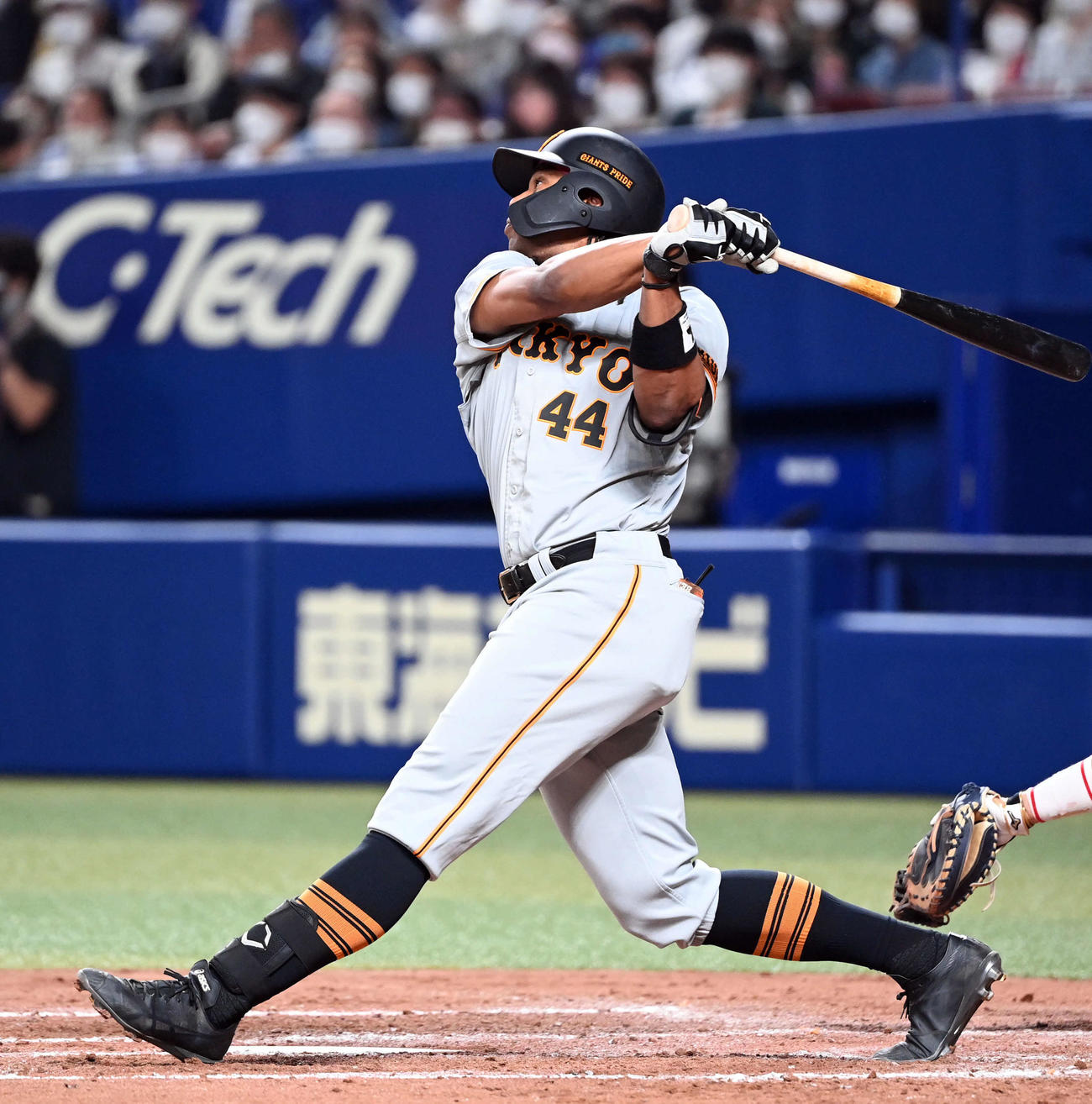 中日対巨人　3回表巨人1死一塁、右越えに2点本塁打を放つウォーカー（撮影・たえ見朱実）