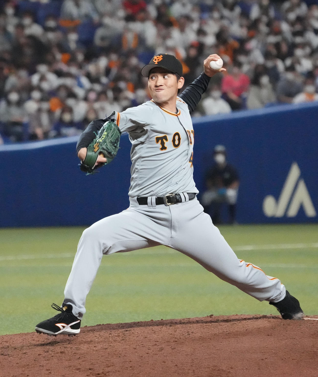 中日対巨人　3回裏中日1死三塁、巨人2番手で登板する高橋（撮影・森本幸一）