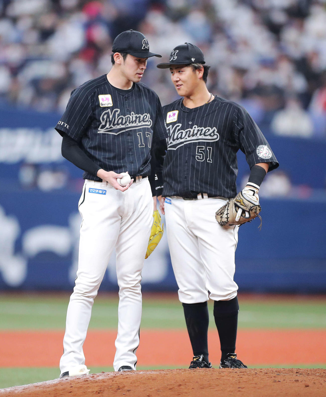 オリックス対ロッテ　2回裏オリックス1死二塁、球審に詰め寄られ、マウンドで言葉を交わす佐々木朗（左）と山口（撮影・河田真司）