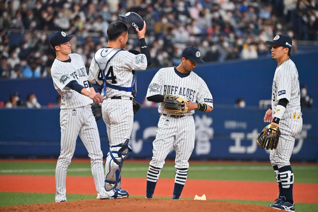 オリックス対ロッテ　2回表、ピンチを招き山崎颯（左）のもとに集まるナイン（撮影・和賀正仁）