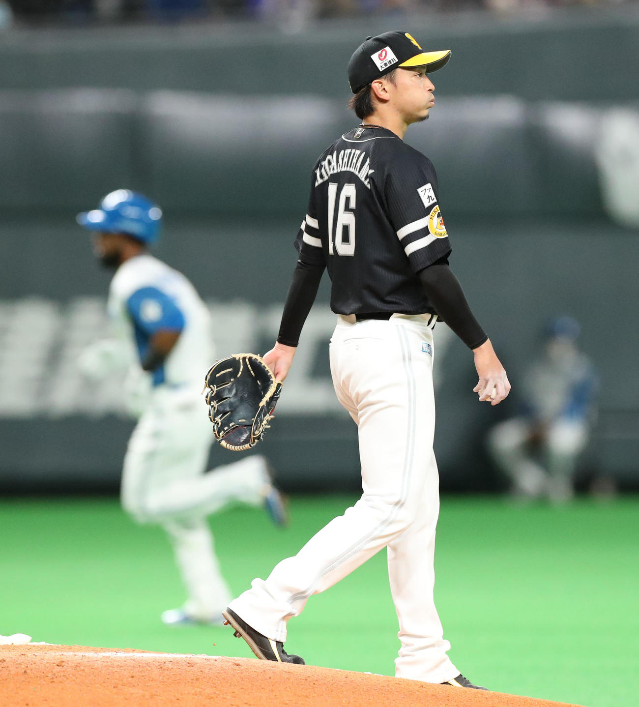 日本ハム対ソフトバンク　4回裏日本ハム1死、アルカンタラ（左後方）に右越え本塁打を浴びる東浜（撮影・佐藤翔太）
