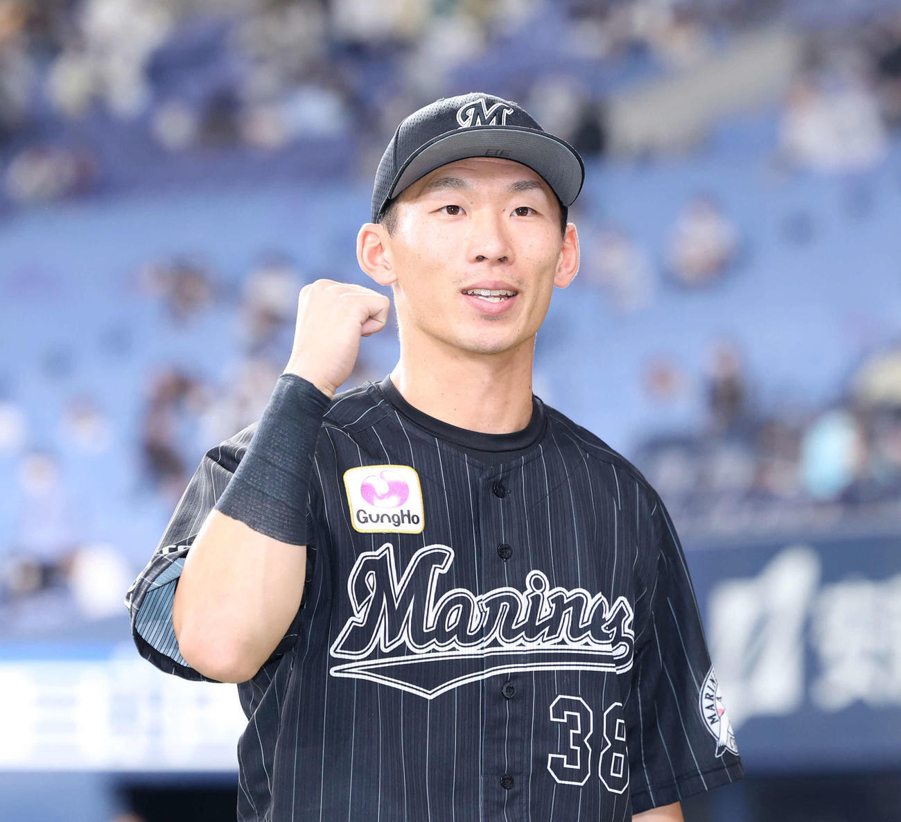 オリックス対ロッテ　オリックスに勝利し、ガッツポーズで写真に納まるヒーローの高部（撮影・河田真司）
