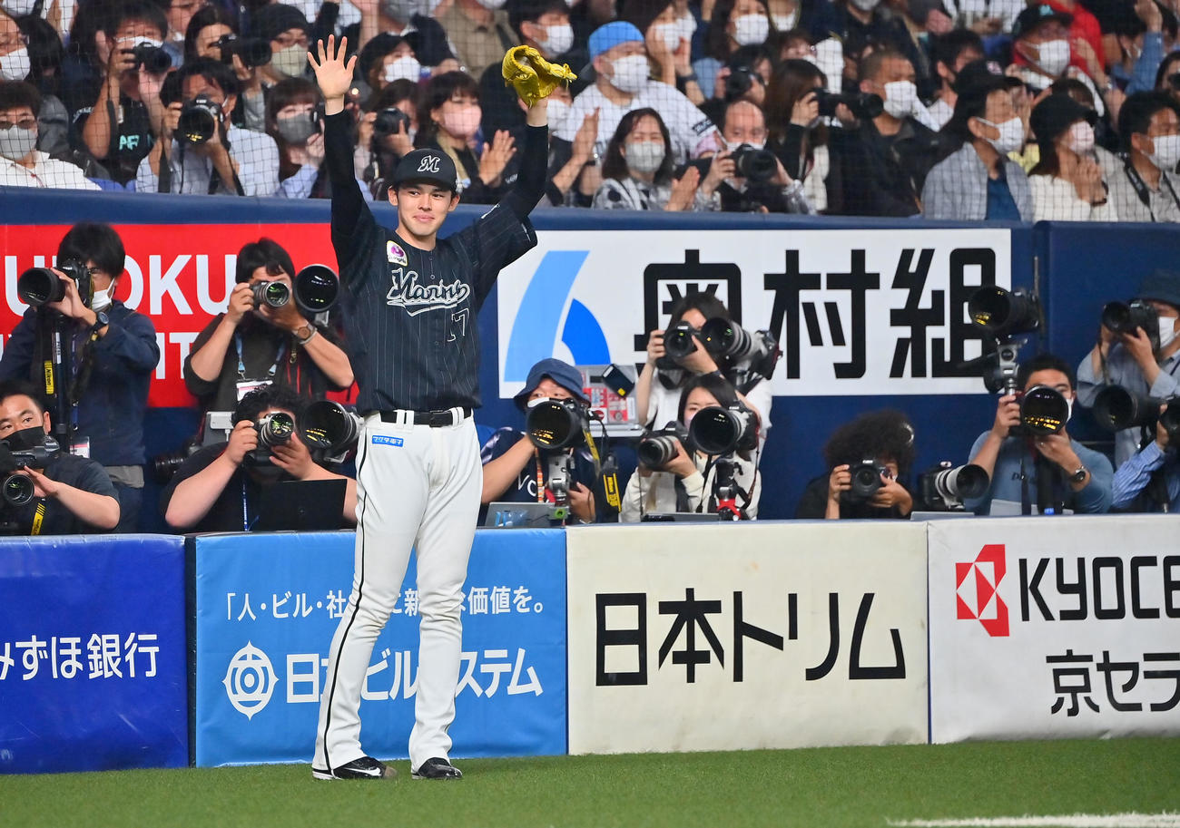2回表ロッテ2死満塁、高部の2点適時打に両手を上げて喜ぶ佐々木朗希（撮影・和賀正仁）