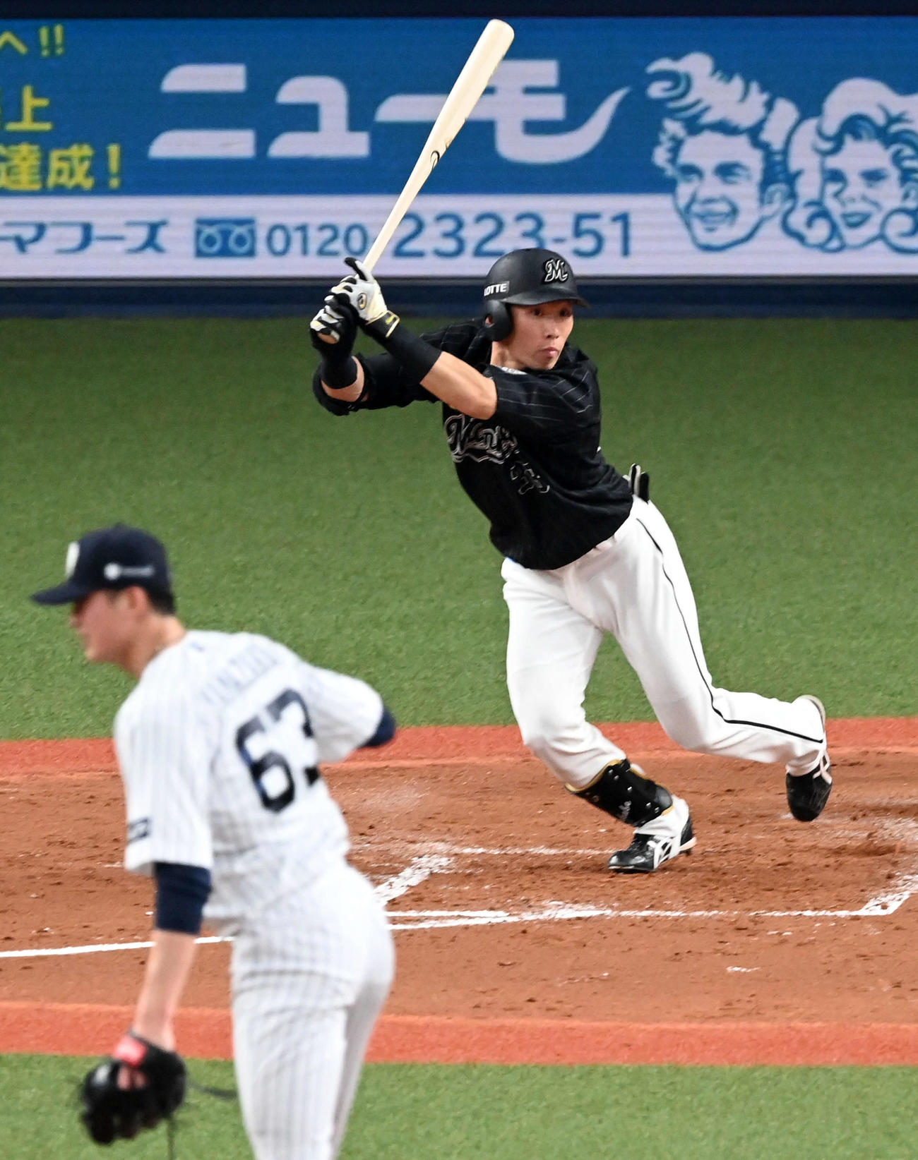 2回表ロッテ2死満塁、高部瑛斗は左前先制2点適時打を放つ。投手山崎颯（撮影・前岡正明）