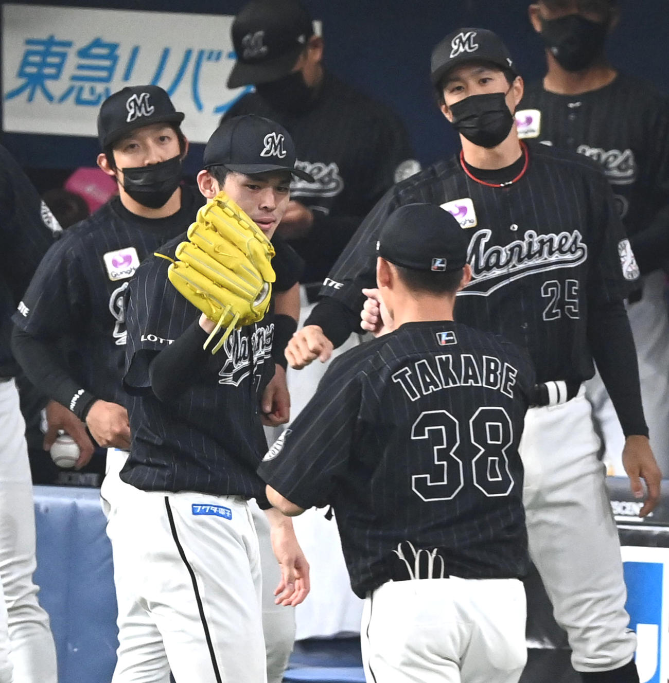 1回、好返球を見せた高部（右）を迎える佐々木朗希（撮影・前岡正明）