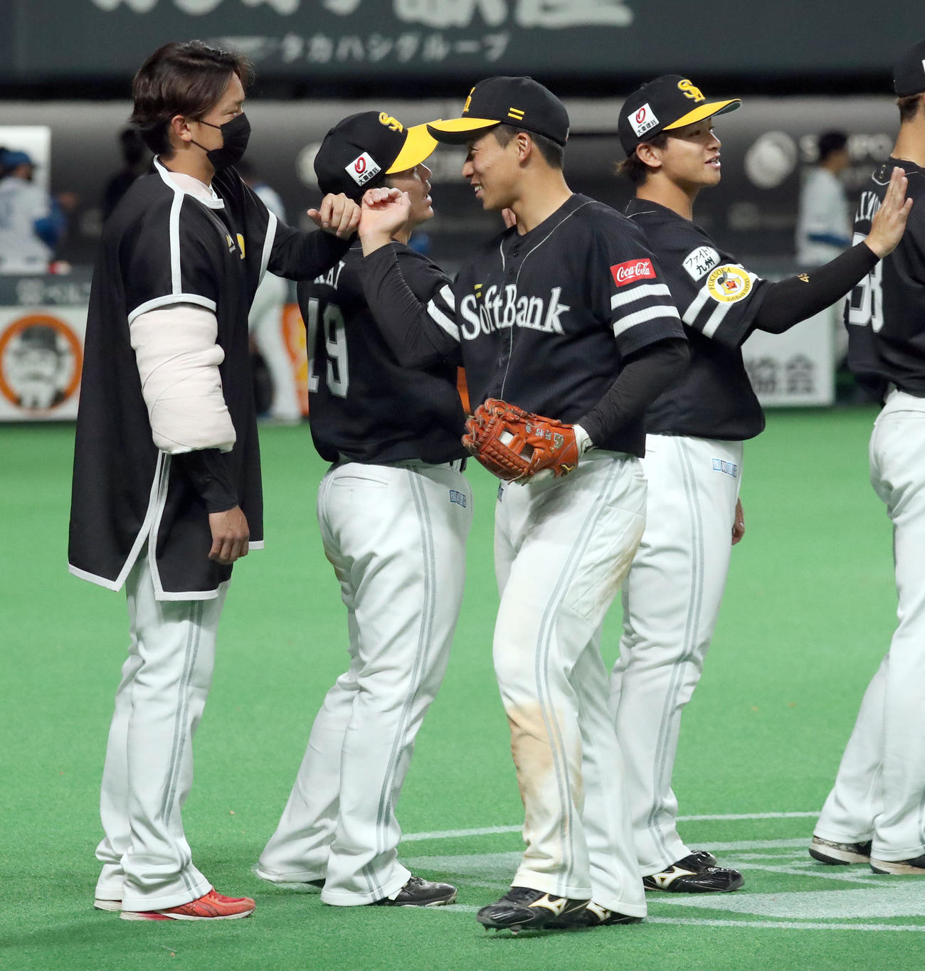 日本ハム対ソフトバンク　試合終了後、タッチを交わすソフトバンク東浜（左）と野村勇（撮影・佐藤翔太）