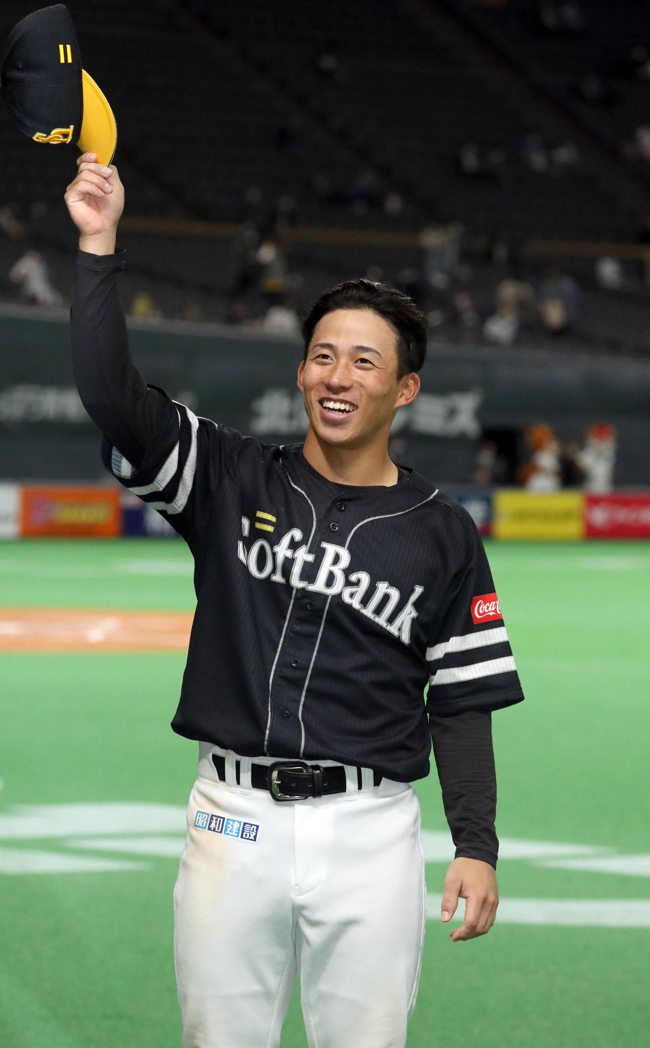 日本ハム対ソフトバンク　笑顔でスタンド応援席のファンに手を振るソフトバンク野村勇（撮影・佐藤翔太）