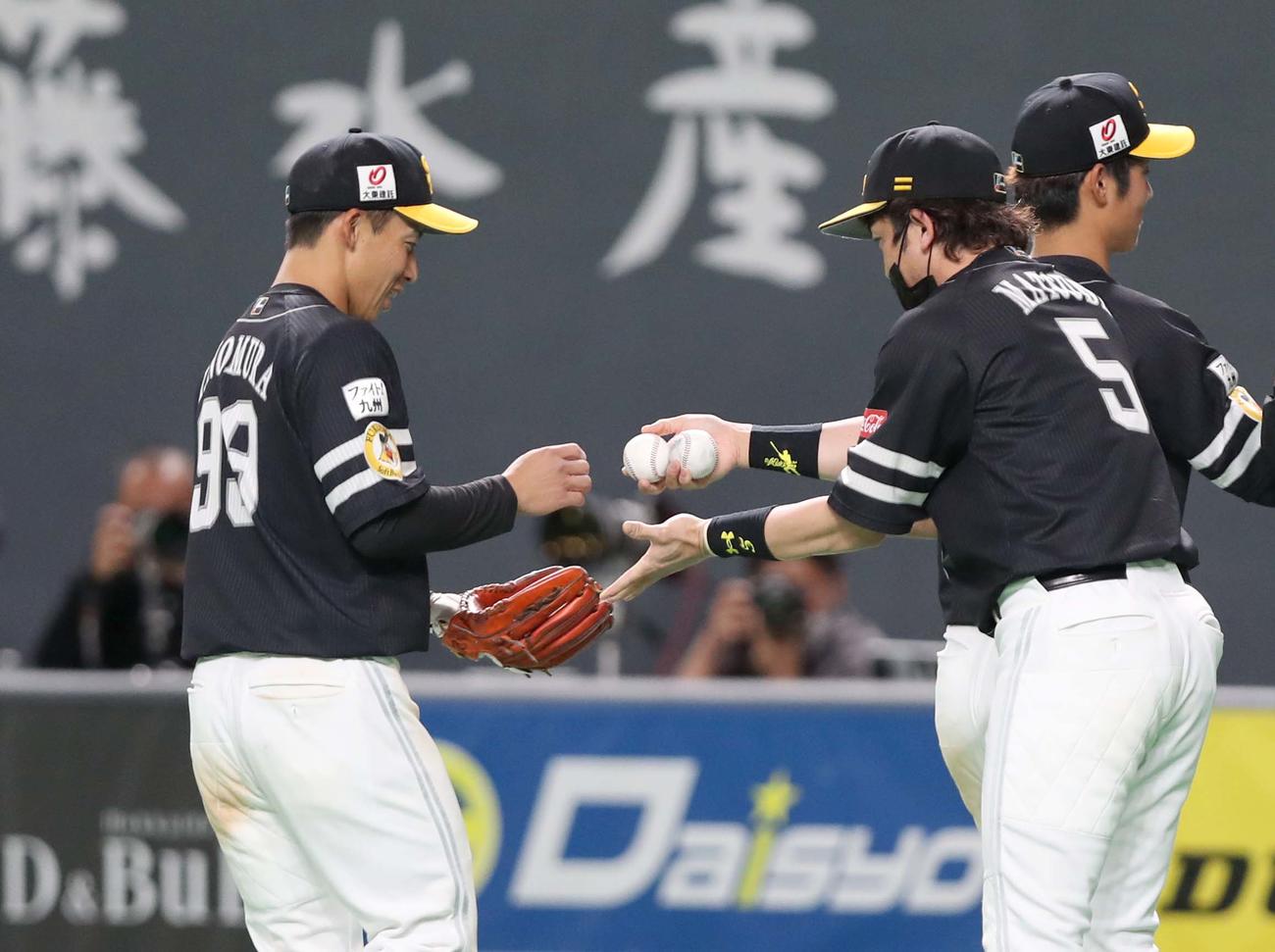 日本ハム対ソフトバンク　試合後、2本塁打した野村勇（左）にホームランボール？　を渡す松田（撮影・黒川智章）