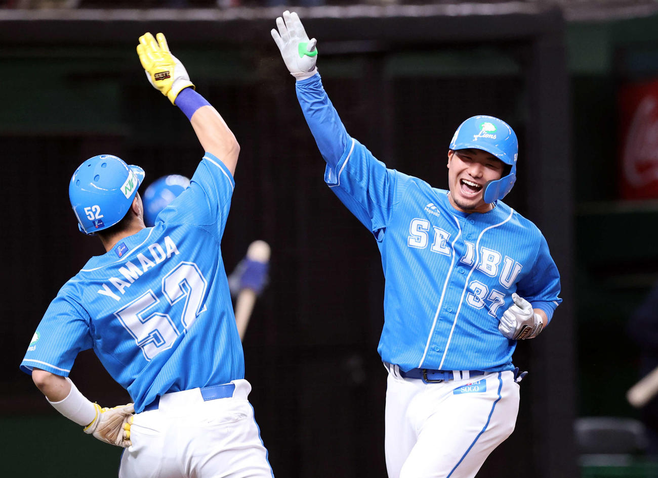 2回裏西武1死一塁、柘植（右）は左越え2点本塁打を放ち、山田と笑顔のハイタッチで生還（撮影・浅見桂子）