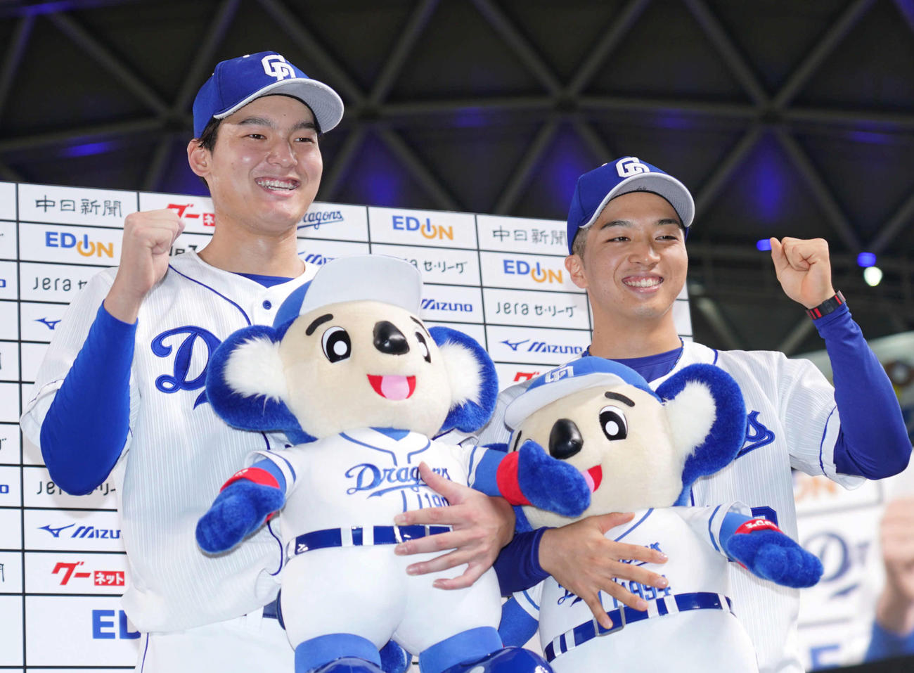 お立ち台でドアラのぬいぐるみを手にポーズを決める石川昂弥（左）と山本（撮影・森本幸一）