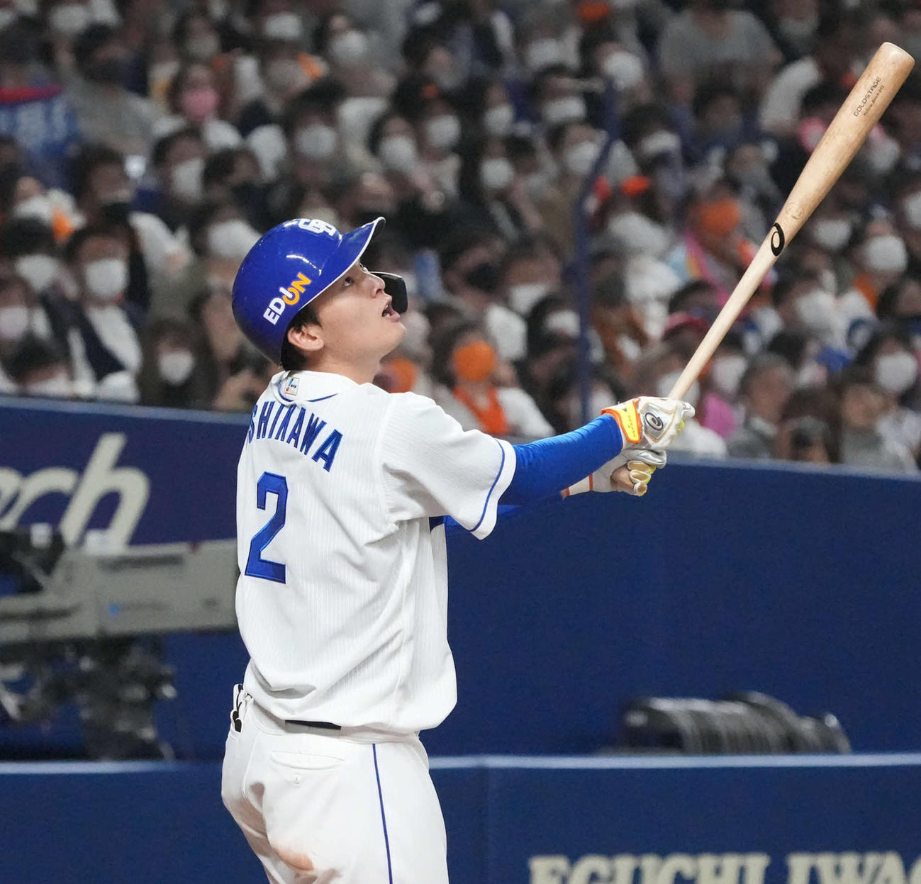 4回裏中日1死二、三塁、石川昂弥は勝ち越し右犠飛を放つ（撮影・森本幸一）