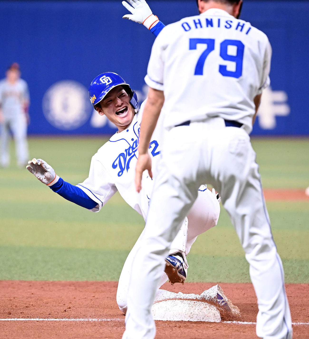 3回裏中日1死満塁、右中間に走者一掃の三塁打を放ち、笑いながら滑り込む石川昂（撮影・たえ見朱実）
