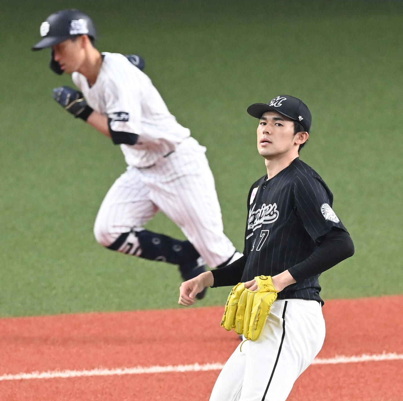 オリックス対ロッテ　1回裏オリックス無死、福田に右前打を打たれた佐々木朗（撮影・前岡正明）