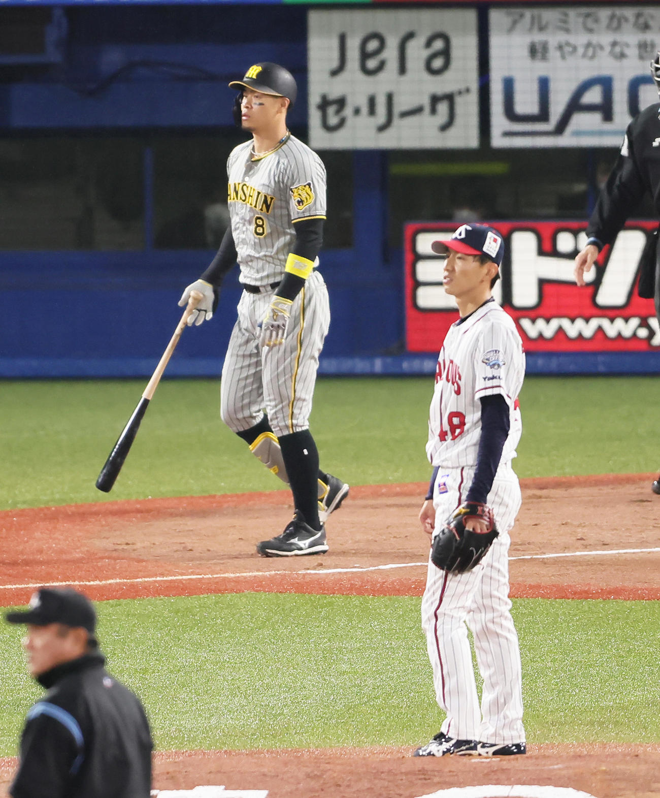 ヤクルト対阪神1回表阪神1死一塁、佐藤輝（後方）に右越え2点本塁打を浴びる金久保（撮影・足立雅史）