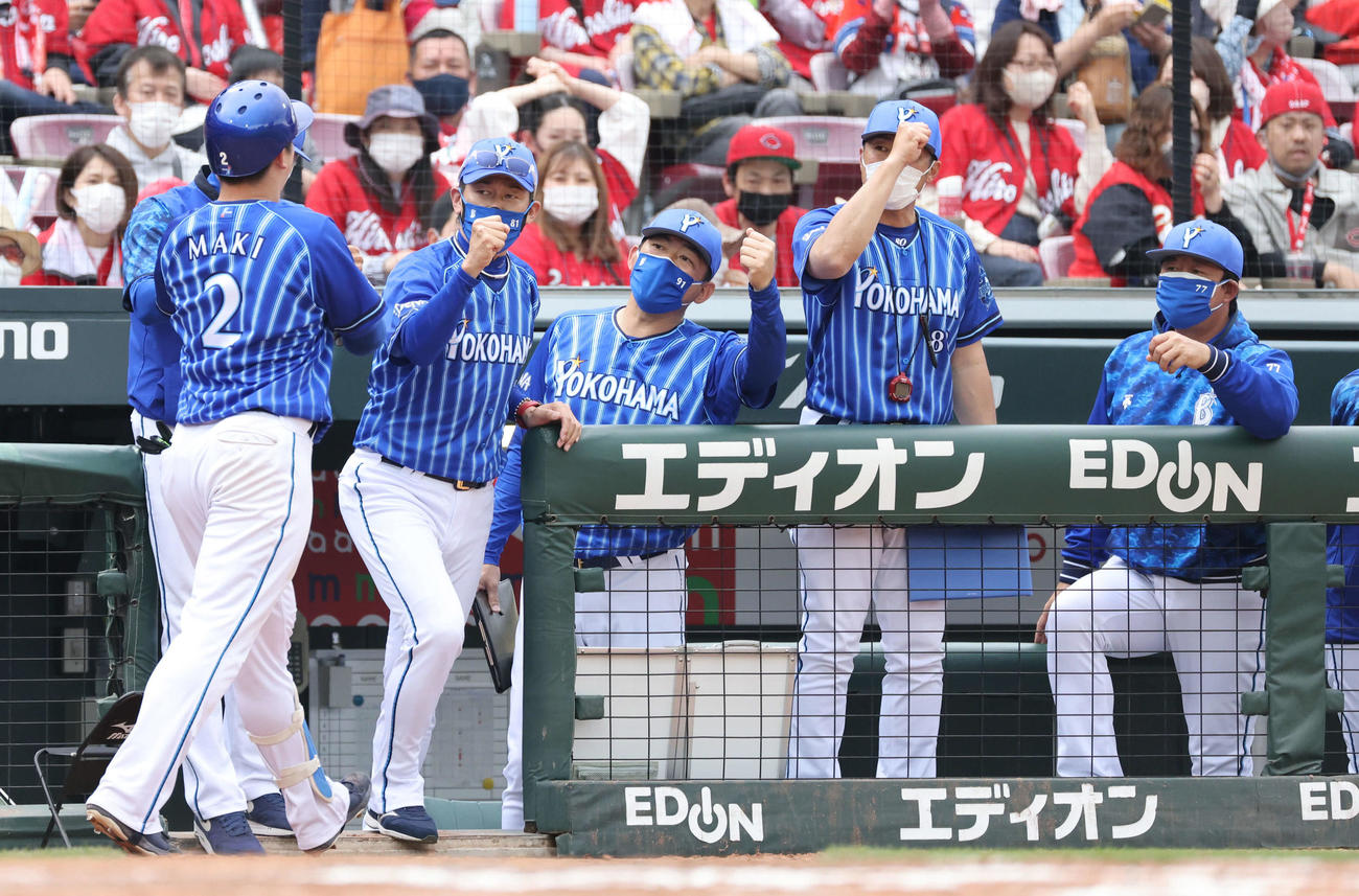 広島対DeNA 10回表DeNA2死、勝ち越しの左中間越え本塁打を放った牧秀悟を迎える三浦監督（中央）ら（撮影・加藤孝規）