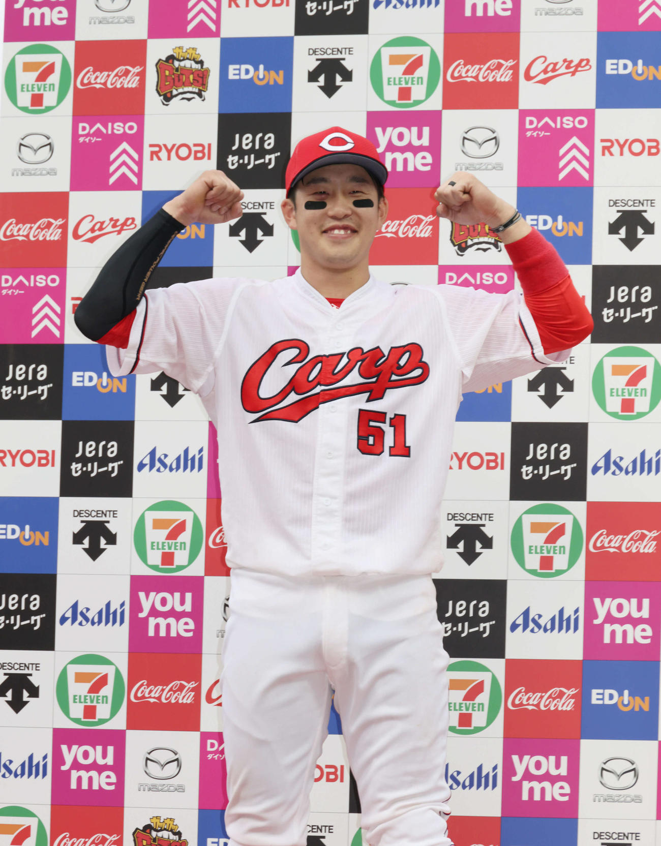 広島対DeNA　お立ち台でポーズを決める小園（撮影・加藤孝規）