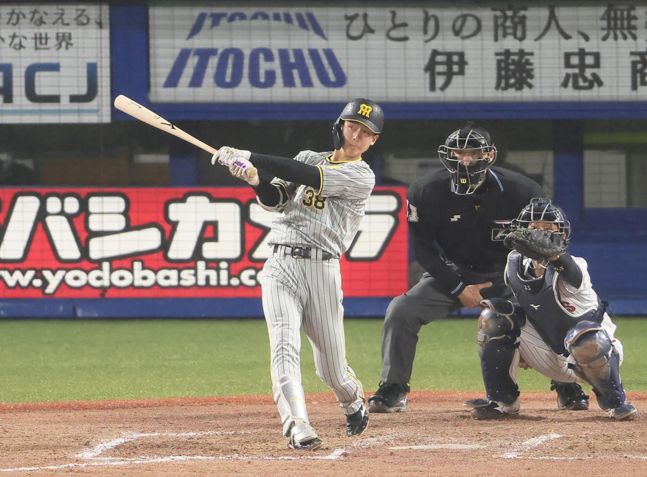 ヤクルト対阪神7回表阪神2死二塁、小幡竜平は右越え2点本塁打を放つ（撮影・足立雅