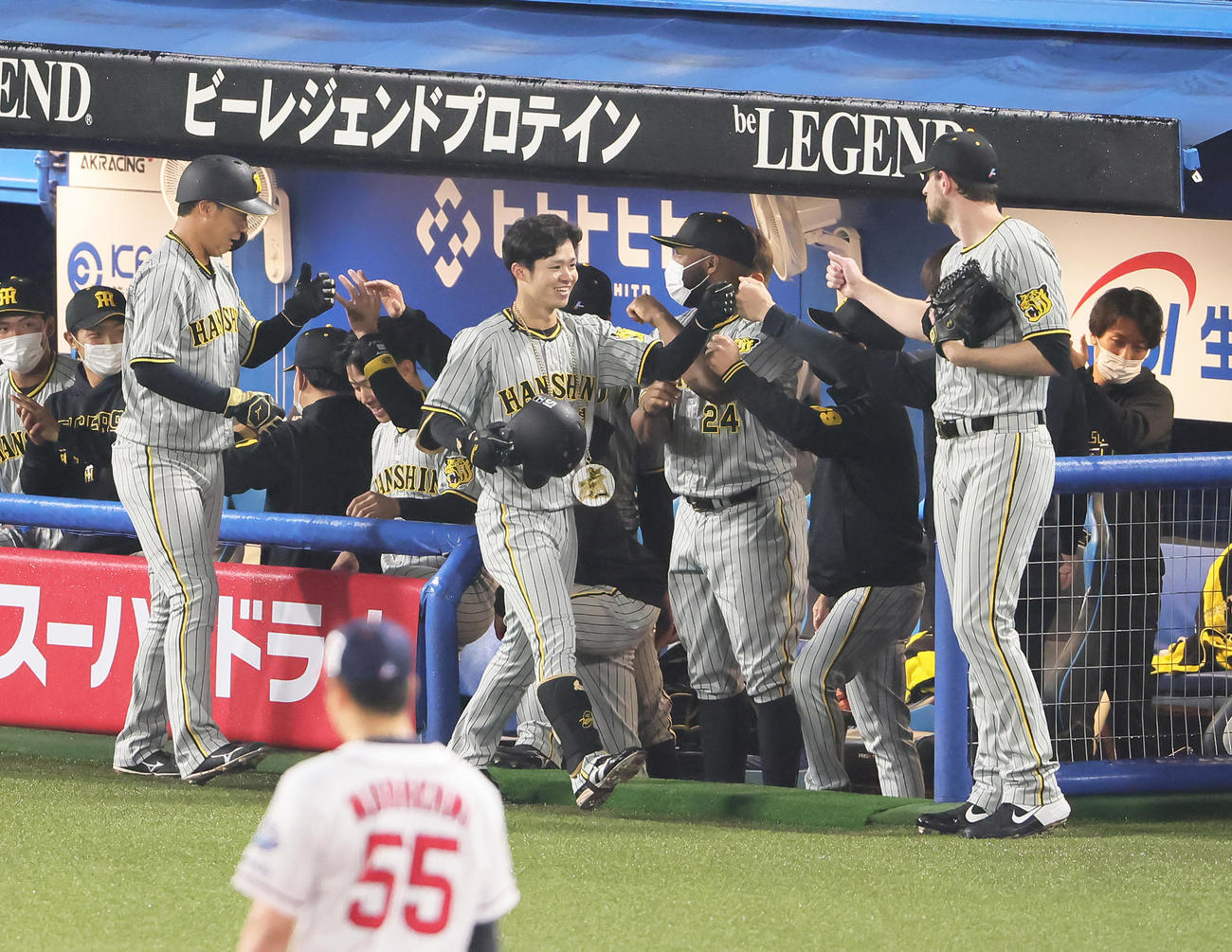 ヤクルト対阪神1回表阪神2死一塁、中野（中央）は右越え2点本塁打を放ちガンケル（右）らとタッチを交わす（撮影・足立雅史）
