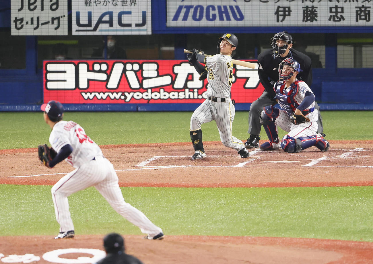 ヤクルト対阪神1回表阪神2死一塁、中野は右越え2点本塁打を放つ。投手金久保（撮影・足立雅史）