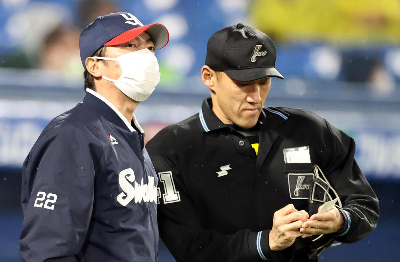 ヤクルト対阪神　4回裏を終え、選手の交代を告げるヤクルト高津監督（左）（撮影・狩俣裕三）