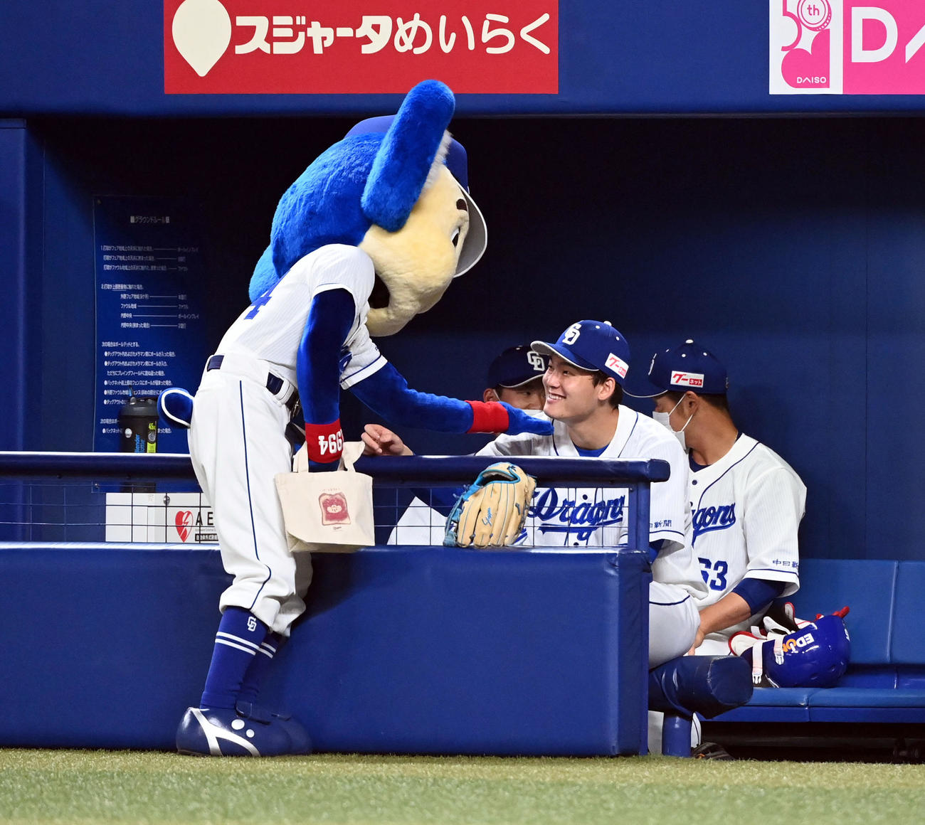 中日対巨人　試合前、ドアラと話をする中日石川昂（撮影・たえ見朱実）