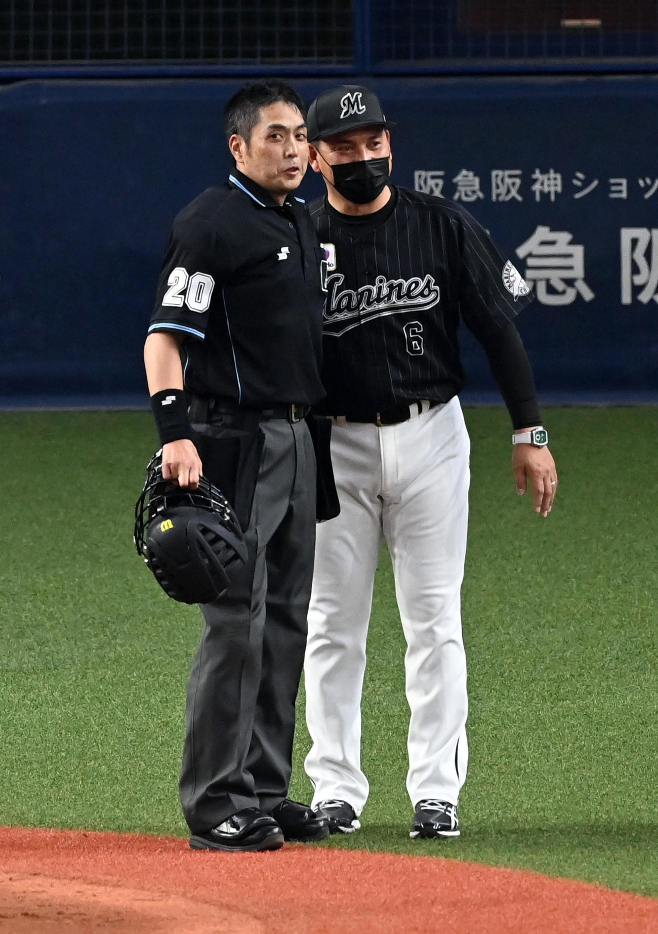 オリックス対ロッテ　2回裏オリックス2死二塁、白井球審と話す井口監督（撮影・前岡正明）