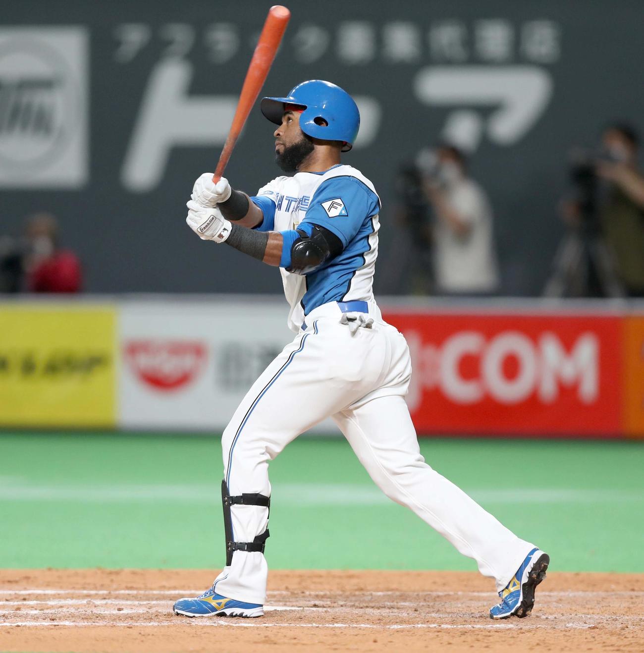 日本ハム対ソフトバンク　8回裏日本ハム2死、右打席で左越え本塁打を放つアルカンタラ（撮影・黒川智章）