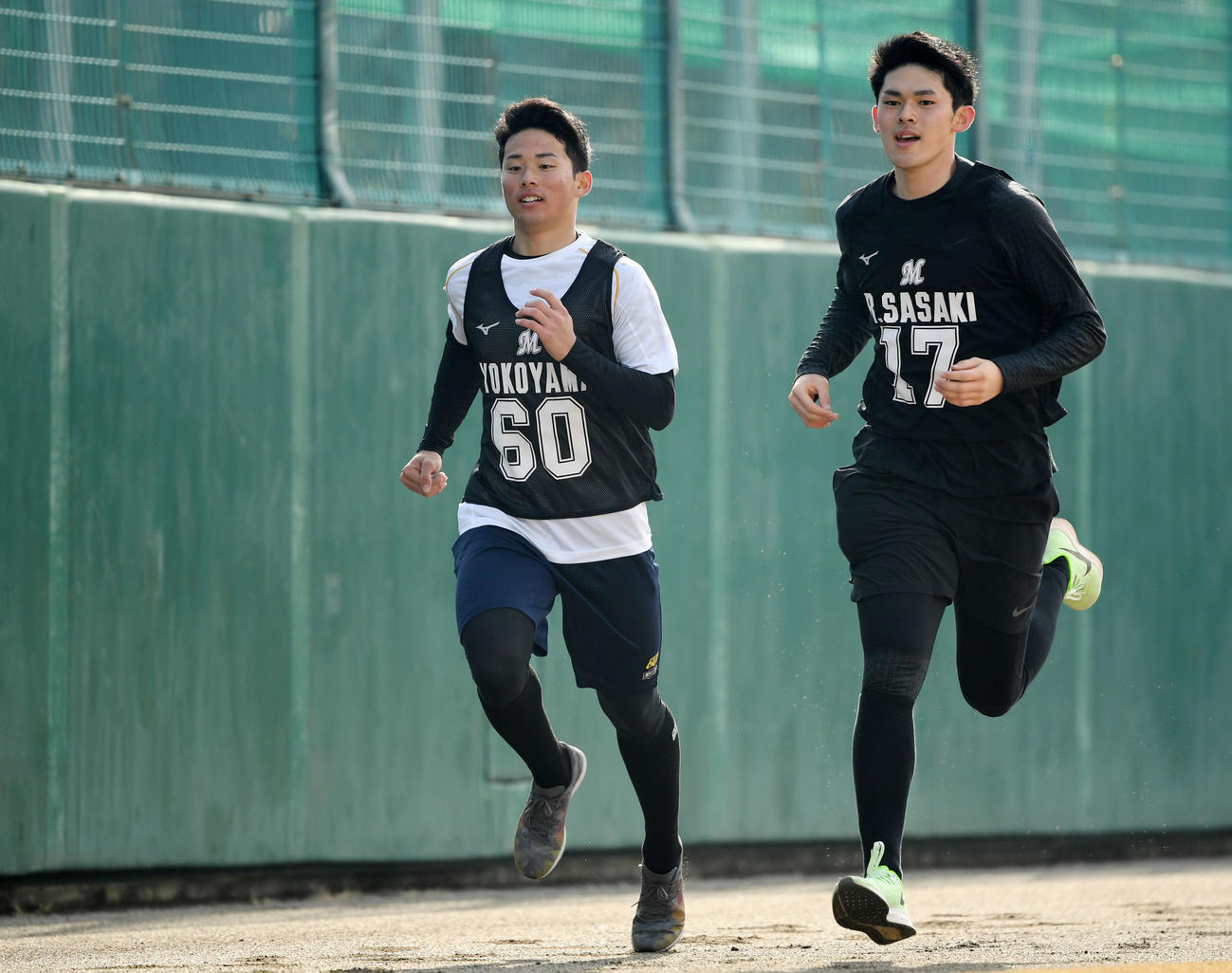 ロッテ新人合同自主トレでダッシュするロッテ佐々木朗（右）と横山（2020年1月24日撮影）