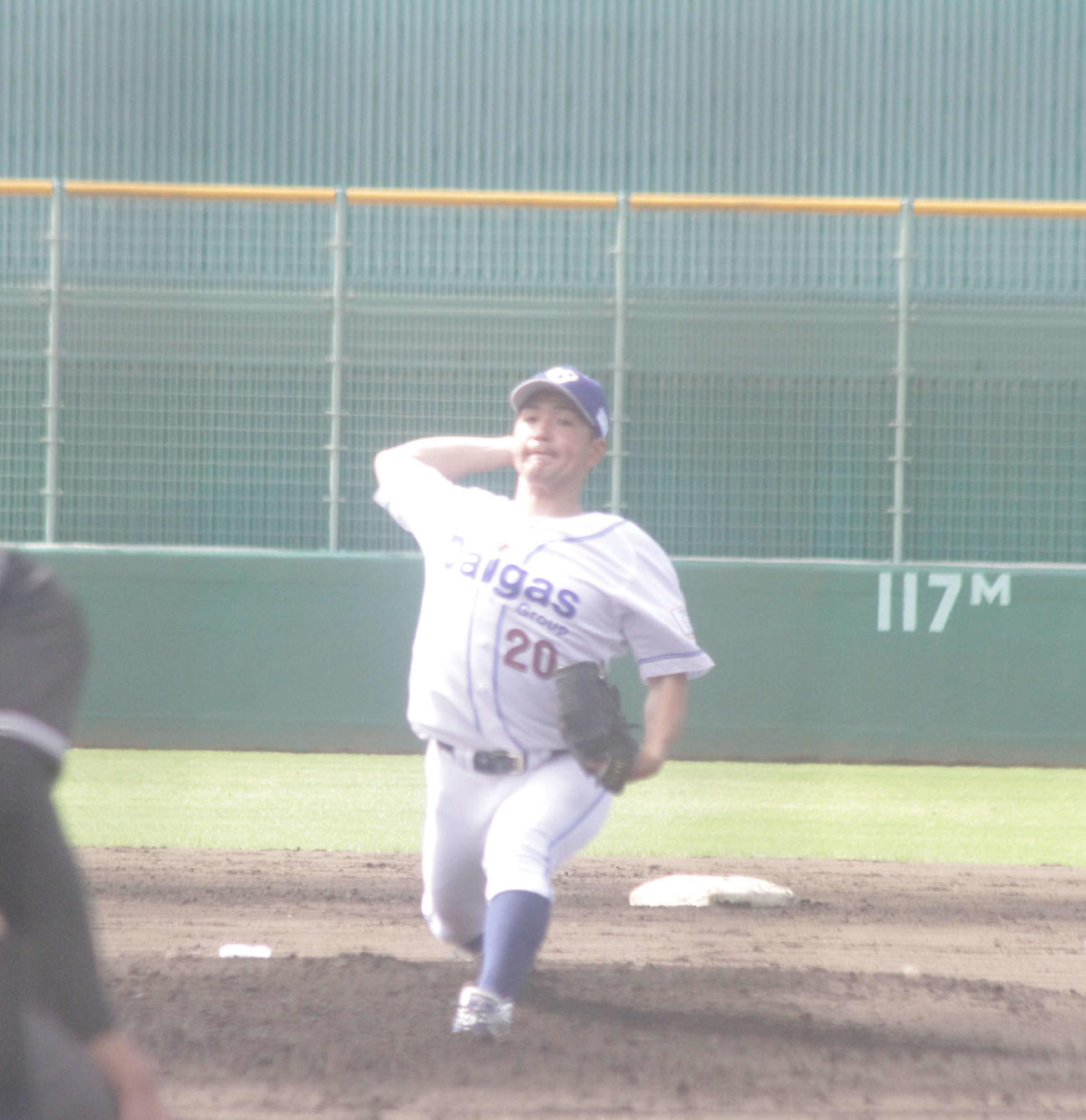大阪ガスの先発河野佳投手は140キロ台後半の速球を軸に力投した