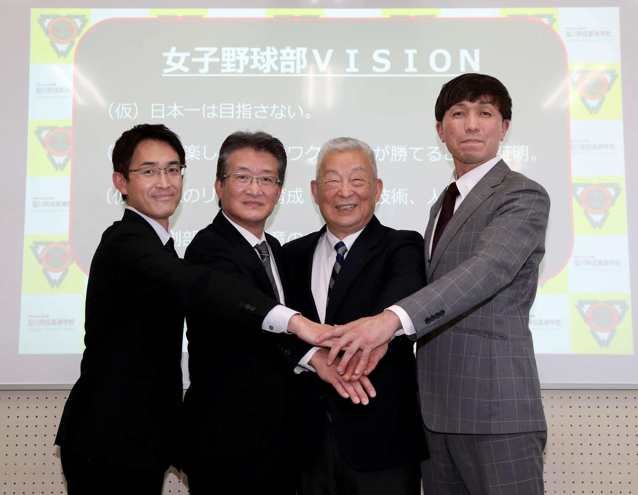 旭川明成高女子硬式野球部創部に向け意気込む左から奥村教頭、田中校長、五十嵐副理事長、柿﨑教頭
