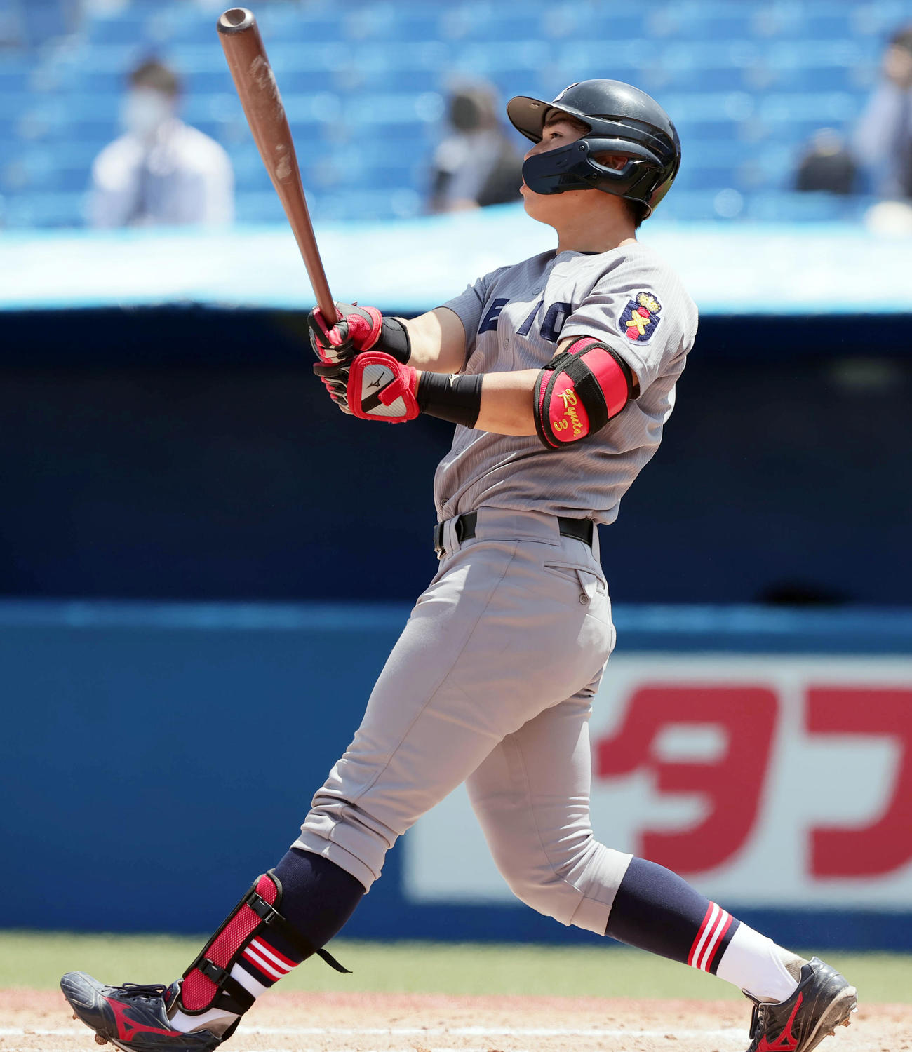 立大対慶大　3回裏慶大2死、左越え本塁打を放つ広瀬（撮影・野上伸悟）