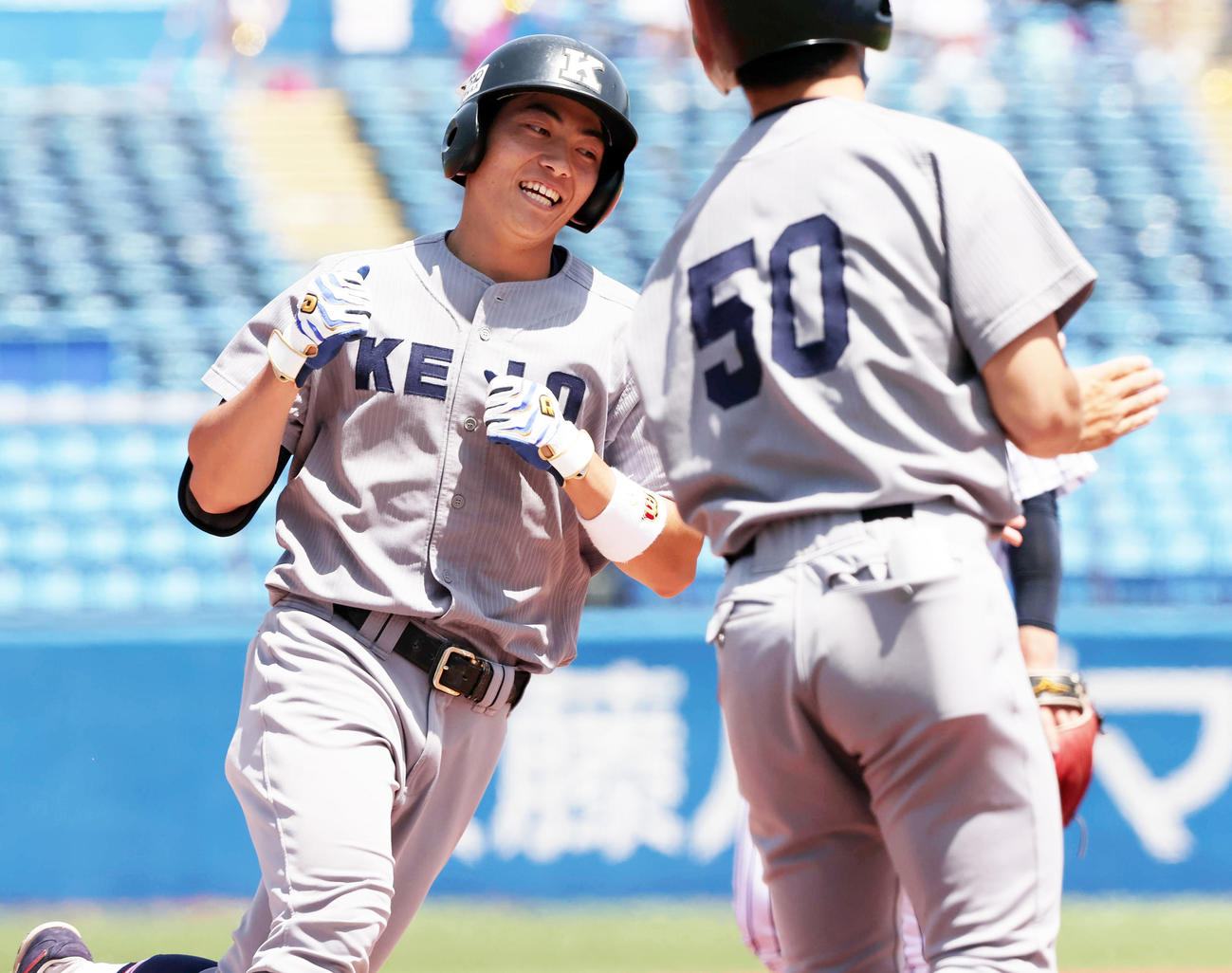 立大対慶大　3回裏慶大2死、右越え本塁打を放ち笑顔で三塁を回る朝日（撮影・野上伸悟）