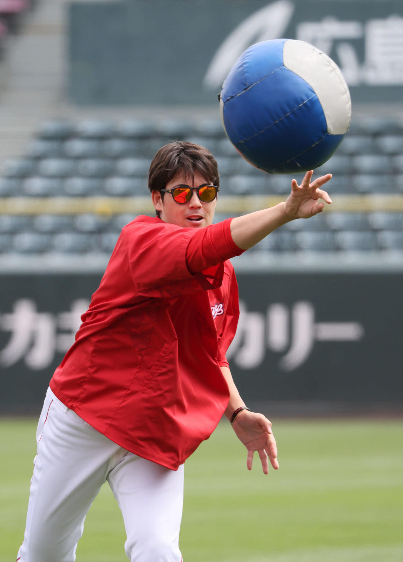 投手指名練習でメディシンボールを使って練習する広島九里（撮影・加藤孝規）