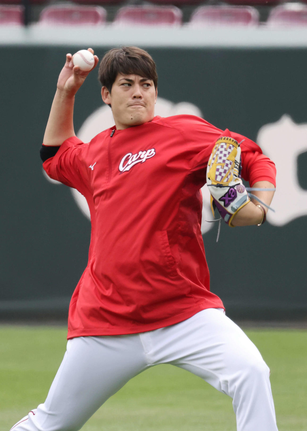 投手指名練習でキャッチボールをする広島九里（撮影・加藤孝規）
