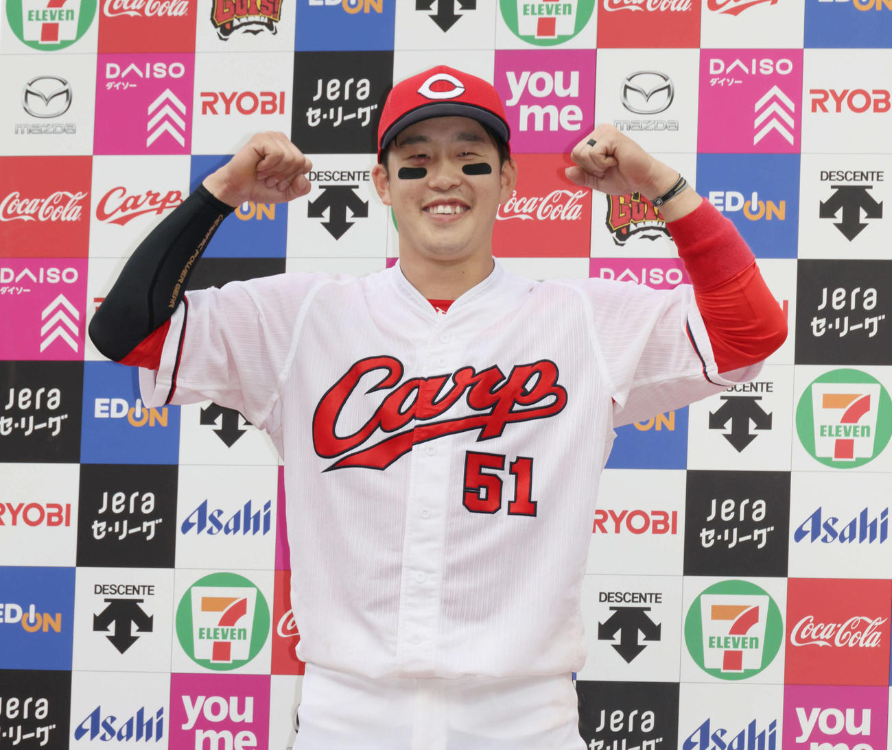 広島対DeNA　お立ち台でガッツポーズを決める小園（2022年4月24日撮影）