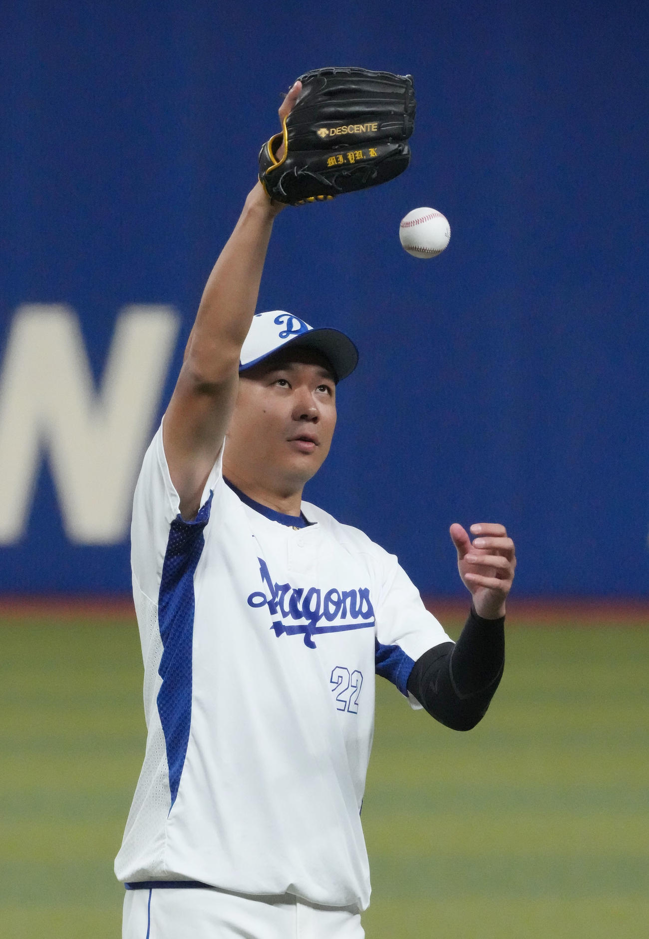 中日投手練習　キャッチボールをする大野雄（撮影・森本幸一）