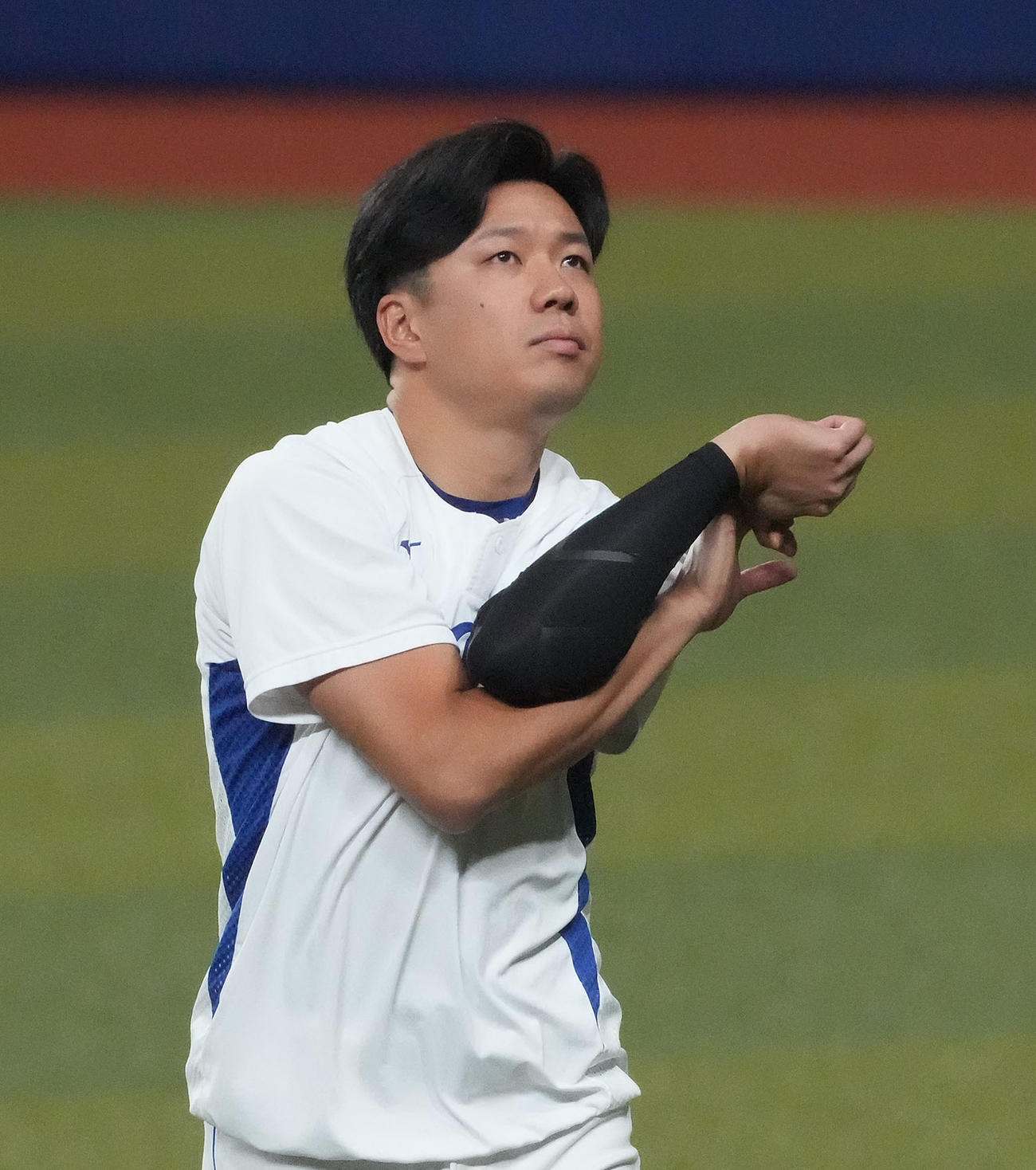 中日投手練習　ストレッチで体をほぐす大野雄（撮影・森本幸一）
