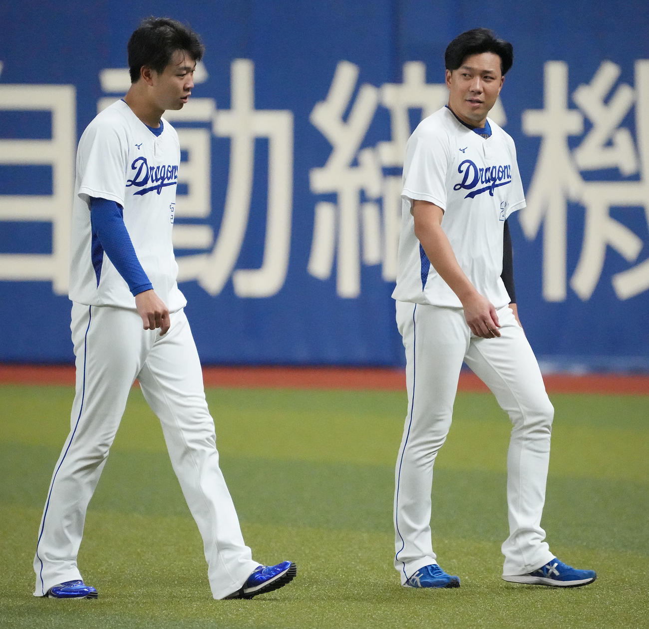 中日投手練習　ランニングメニューの合間に言葉を交わす高橋宏（左）と大野雄（右）（撮影・森本幸一）