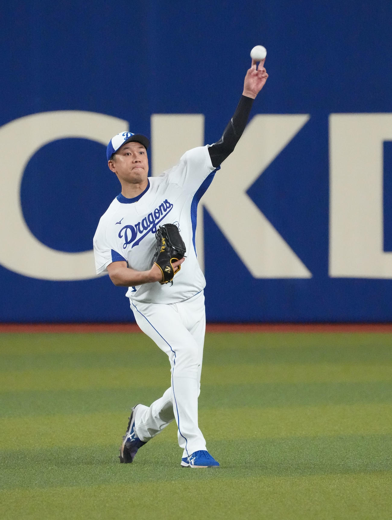中日投手練習　キャッチボールをする大野雄（撮影・森本幸一）