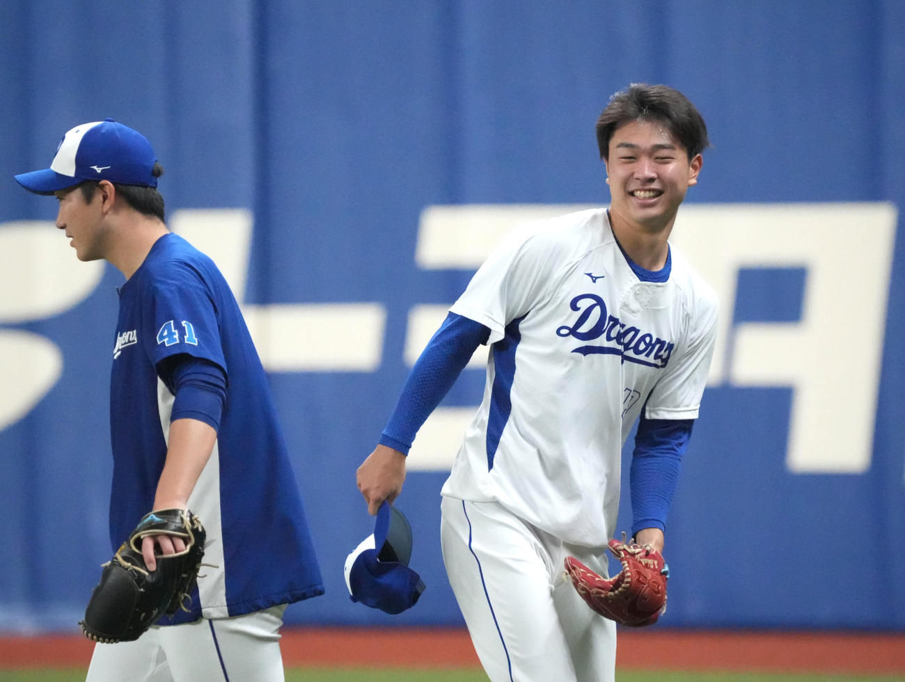 キャッチボールを終え勝野（左）と笑顔で言葉を交わす高橋宏斗（撮影・森本幸一）