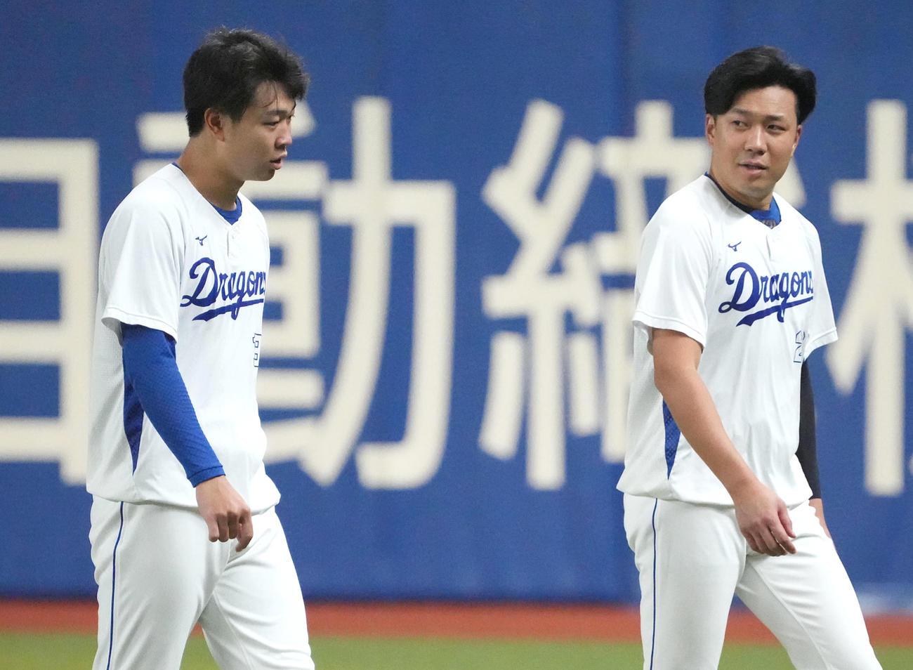 ランニングメニューの合間に言葉を交わす高橋宏（左）と大野雄（右）（撮影・森本幸一）