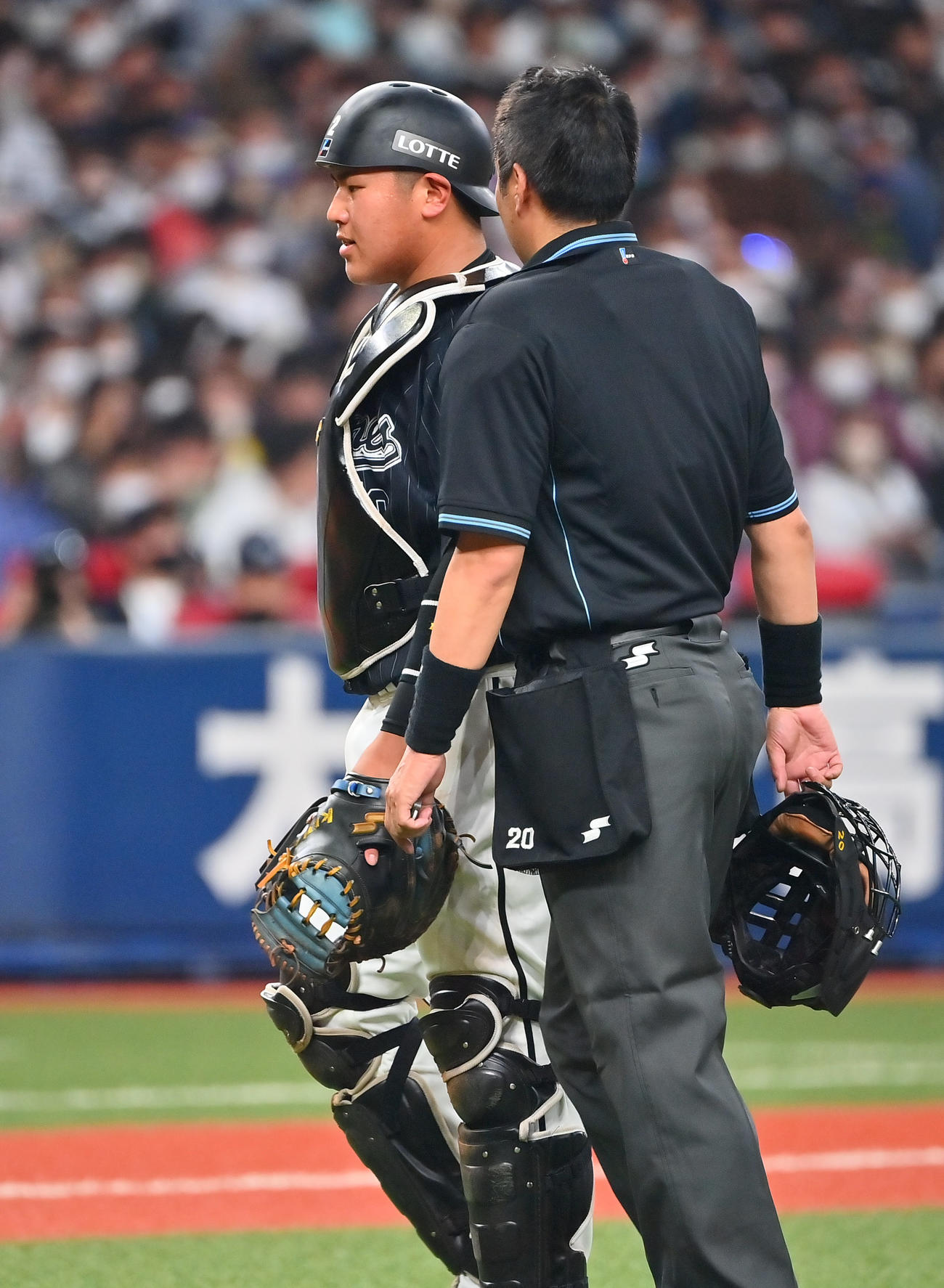 オリックス対ロッテ　2回裏オリックス2死、杉本の二盗後、白井球審と話す捕手松川（2022年4月24日撮影）