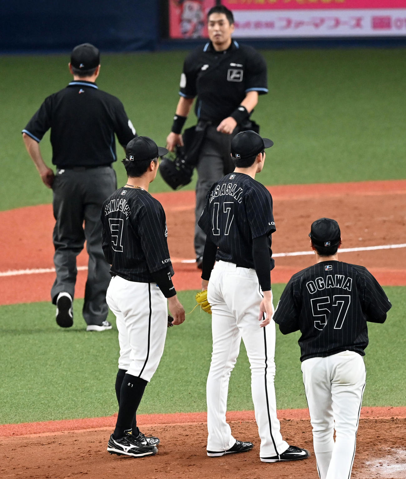 オリックス対ロッテ　2回裏オリックス2死二塁、白井球審に声を掛けられた佐々木朗（撮影・前岡正明）